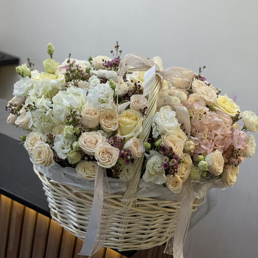Корзина с цветами «запах весны» c ароматными пионовиднами розами, стойкой кустовой розой и гортенщзиями