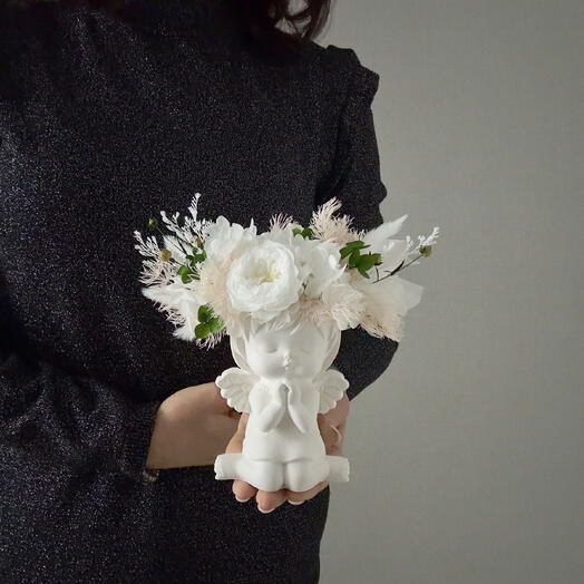 Интерьерная композиция из стабилизированных цветов  «Ангел в белом»