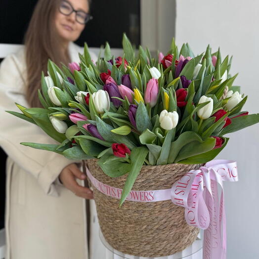 101 MIX тюльпан в корзине