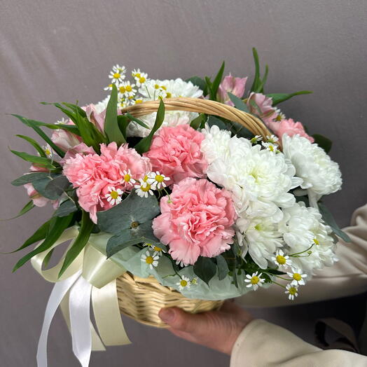 Корзина с розовым диантусом, танацетумом и хризантемой