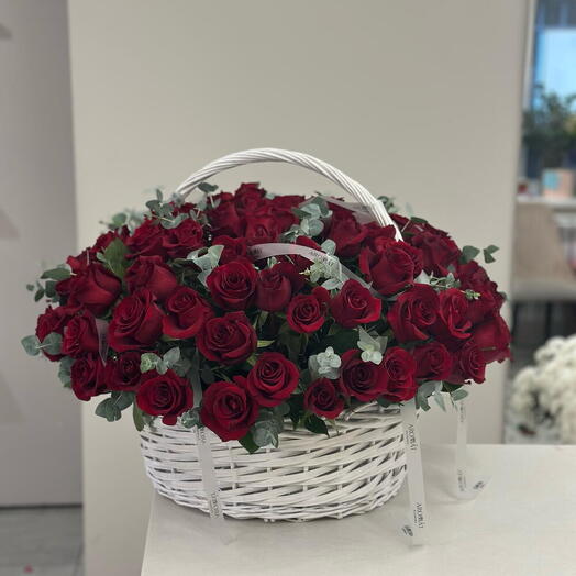 Корзина из 101 розы с эвкалиптом