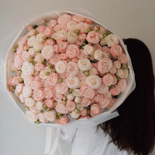 Букет из 35 нежнейших кустовых роз