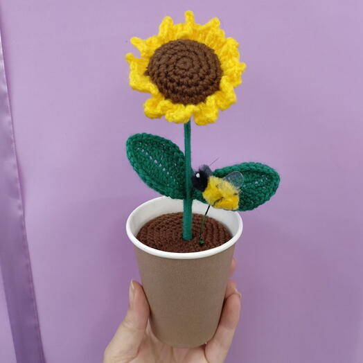 Подсолнух вязаный с пчёлкой