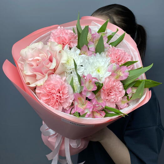 Комплимент с французской розой, альстромерией и диантусами