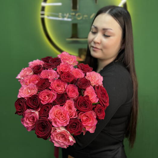 Букет микс из 35 красных и розовых роз