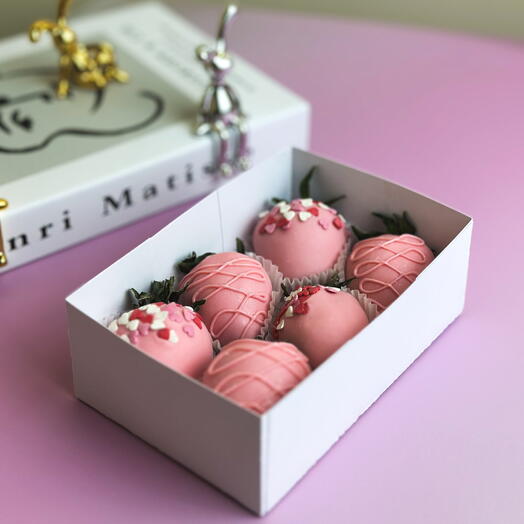 Клубника в розовом шоколаде с сердечками и узорами