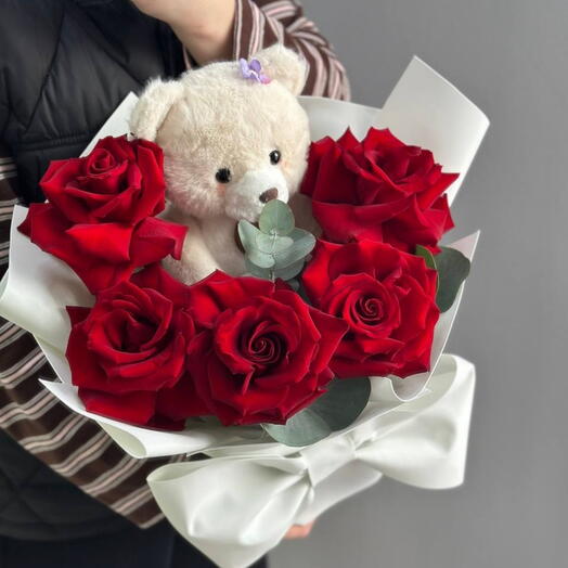 Цветы и мишка в коробке
