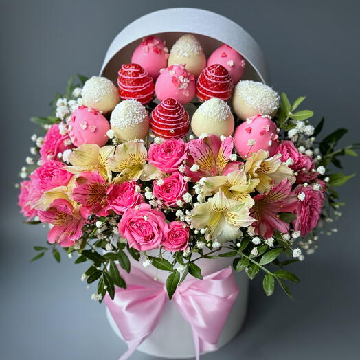 Букет из клубники в бельгийском шоколаде 13 ягод и кустовой розы 🌸