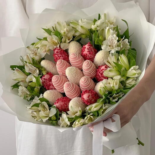 Букет из клубники в шоколаде и альстромерии