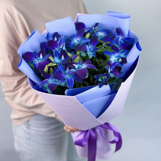 Яркий моно букет из экзотических орхидей космос в упаковке