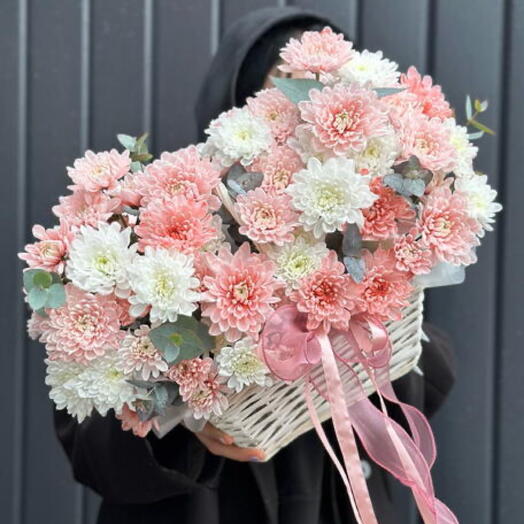 Корзина с цветами: нежные розовые и белые хризантемы с веточками эвкалипта🌸