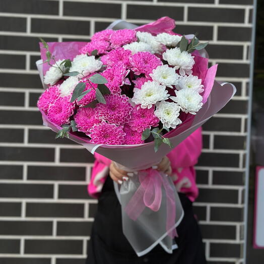 Monobucket made of chrysanthemums