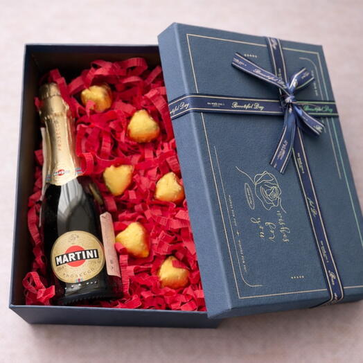 Elegant Gift Box with Martini Prosecco   Chocolate Hearts
