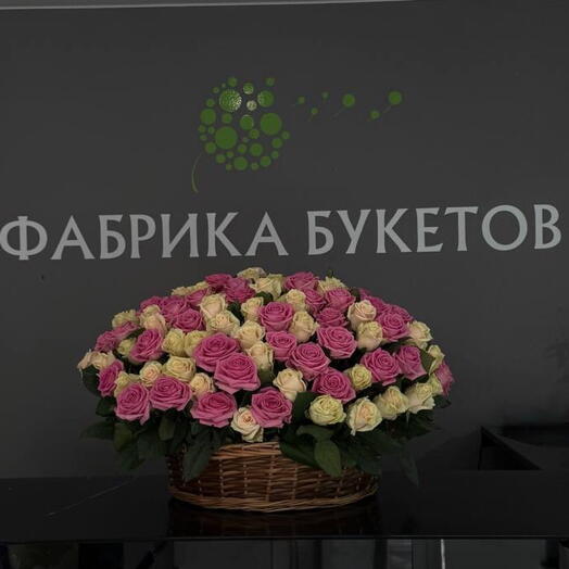 131 роза микс в корзине