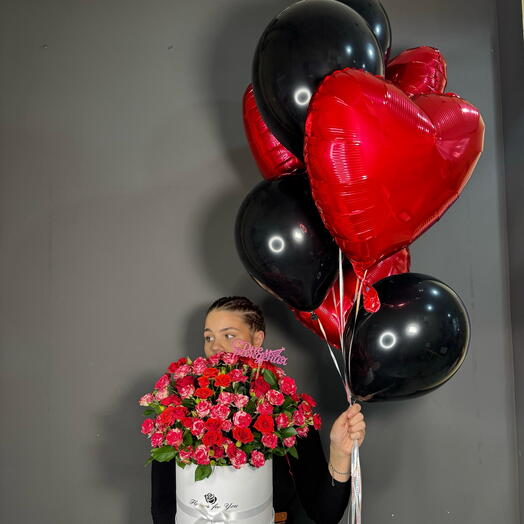 Шикарная коробка кустовых роз и набор шаров «Любящее сердце»