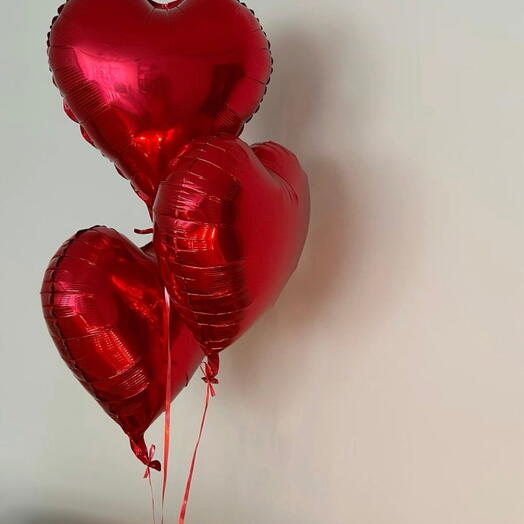 Три красных сердца