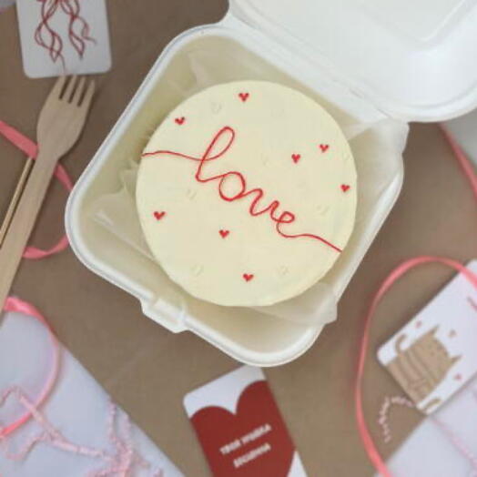 Бенто торт с красной надписью LOVE