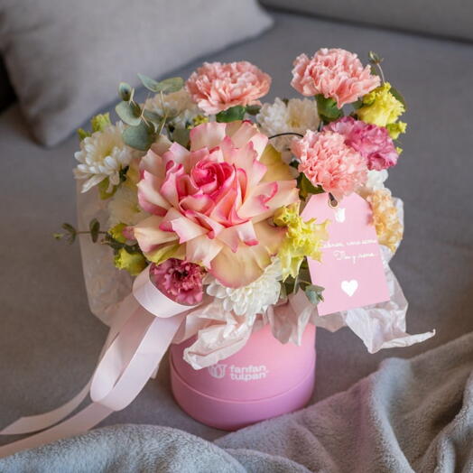 Композиция в шляпной коробке с розовыми розами Pink Cup XS
