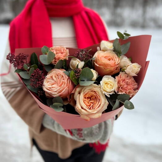Нежный букет из роз в персиковых тонах