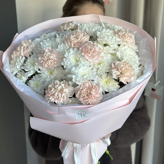 Нежные диантусы и хризантема
