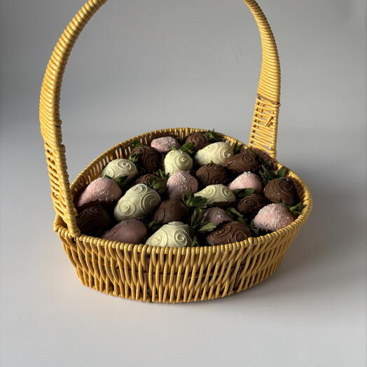Клубника в шоколаде в корзине размер L