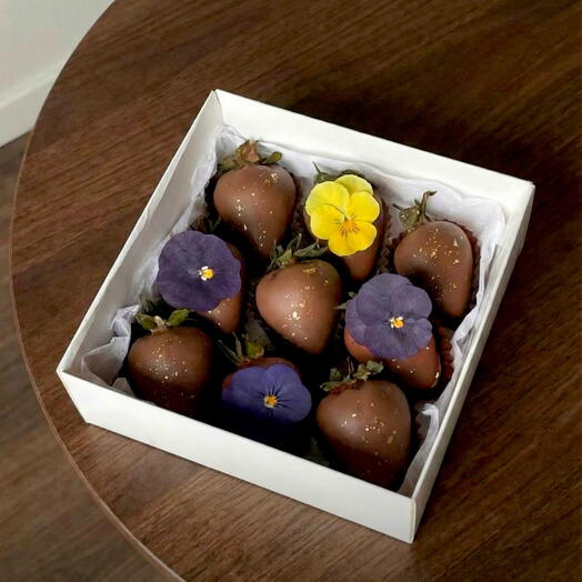 Клубника в шоколаде Callebaut Уфа с виолами