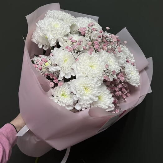 Букет из хризантем и гипсофилы в нежной упаковке