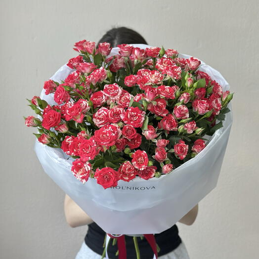 Пышный букет кустовых красных роз в упаковке