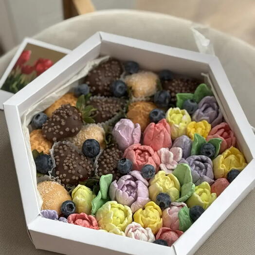Коробочка с клубникой и зефиром