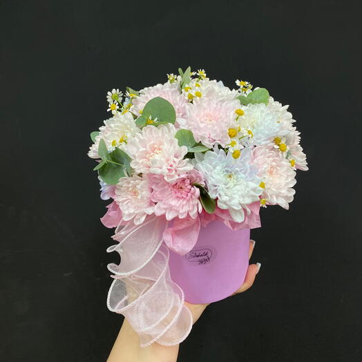 Композиция из хризантем в шляпной коробке