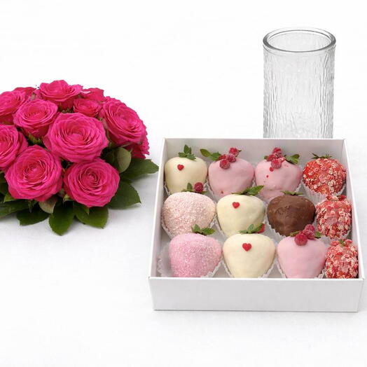 Букет цветов в вазе с клубникой в шоколаде