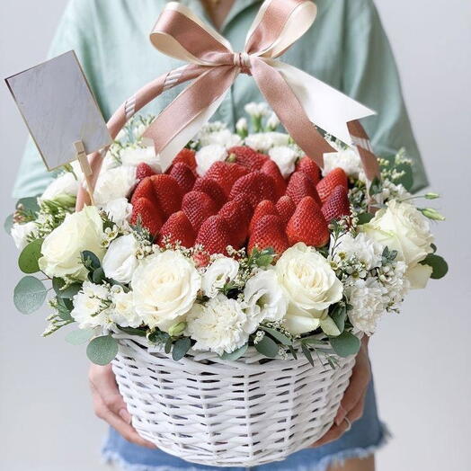 Корзина с цветами и свежей клубникой