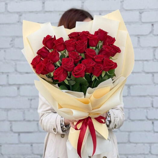 25 РОЗ RED NAOMI В ОФОРМЛЕНИИ