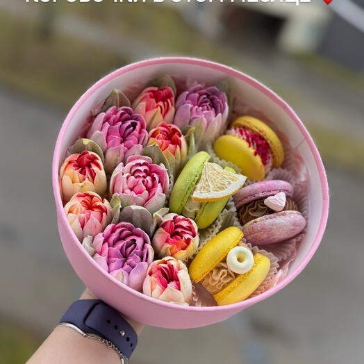 Зефирные цветы и макаронс макаруни в коробке-шайбе (диаметр 21 см)