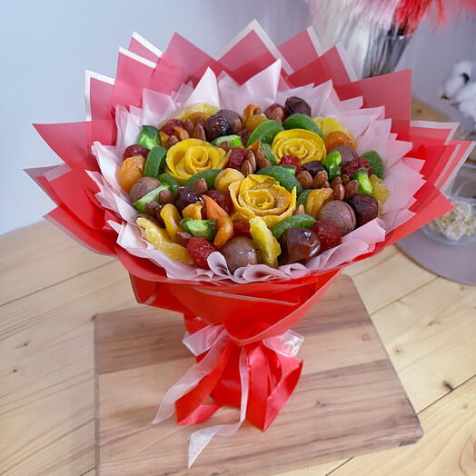 Букета розами манго из сухофруктов и орехов