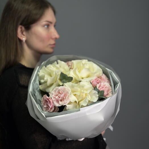 Букет из роз и эвкалипта