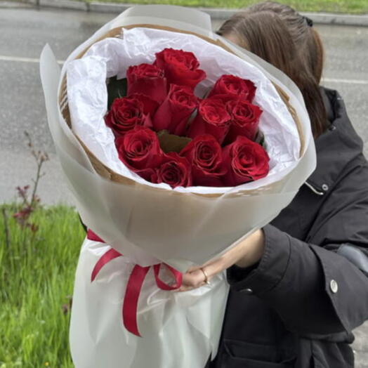Нежный букет из красных роз
