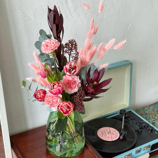 Стойкий экзотический букет с тюльпанами и лагурусом