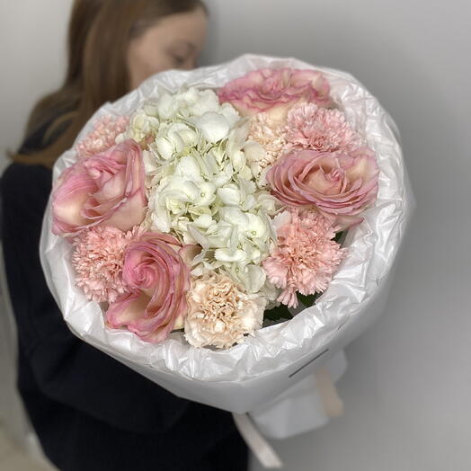 🎀🤍Миловидный букет с розами, гортензией и диантусами! Bloom room: большой выбор букетов в профиле магазина