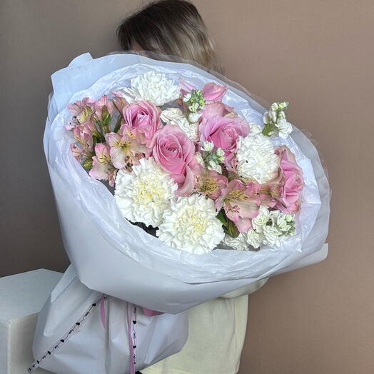 Авторский букет с альстромерией и розами