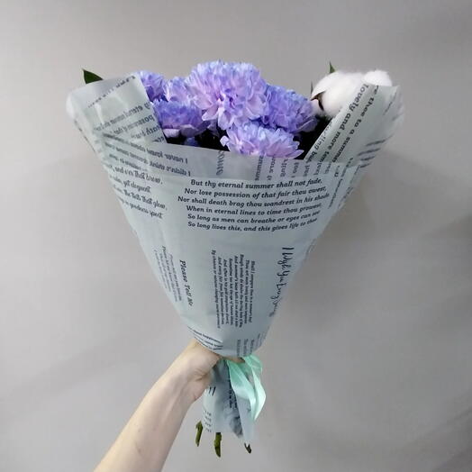 Букет из хризантем кустовой и хлопок