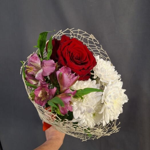 Комплимент роза 🌸, хризантема🌸, альстромерия 🌸