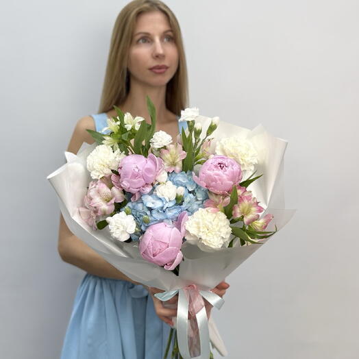 Нежный букет с ароматными пионами, стойкой альстромерией, диантусами и гортензией🌸🥰
