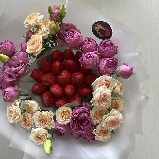 Букет из клубники с розами 1
