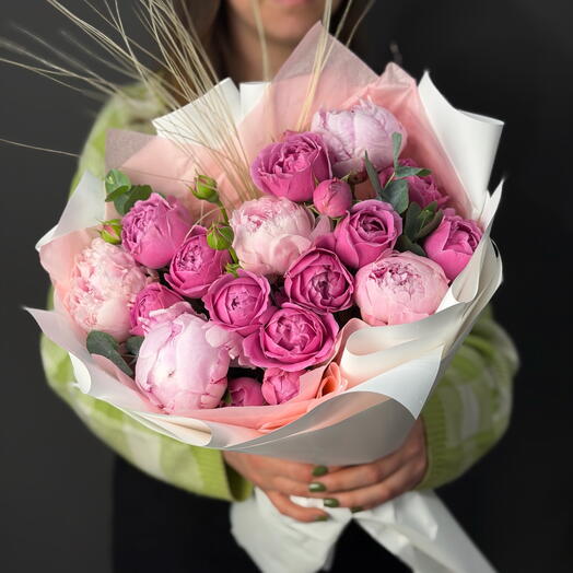 Шикарный букет - пионы и пион роза с эвкалиптом в стильном оформлении 🌸