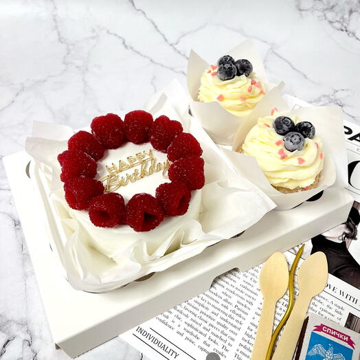 Бенто торт с малиновым венком и капкейками на день рождения (happy birthday )