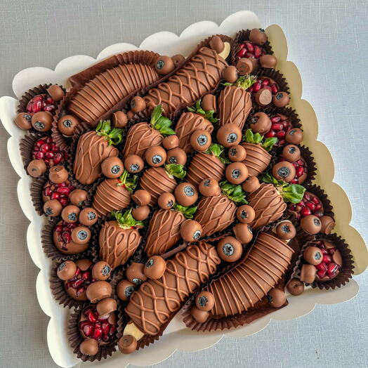 Клубника, гранат, бананы и голубика в молочном шоколаде