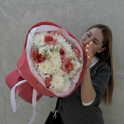 Букет из пионовидных роз, хризантем и маттиолы