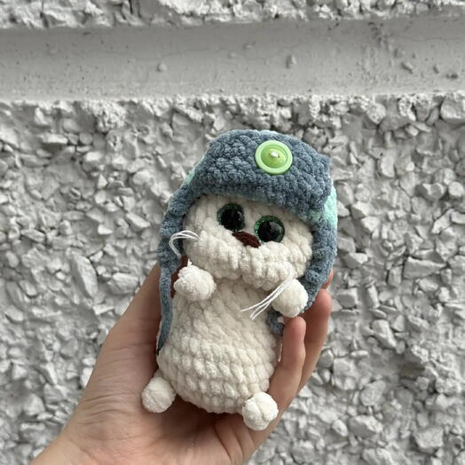 Котик Белый в Шапке