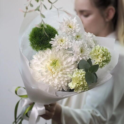 Авторский текстурный букет: хризантемы разных сортов, гвоздики и эвкалипт